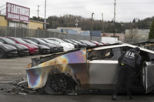Diler Tesla Jadi Incaran Demonstran Anti Trump, Cybertruck Dibakar