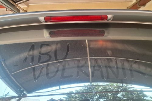 Cara Membersihkan Mobil dari Abu Vulkanik, Jangan Lupa Cek Filter