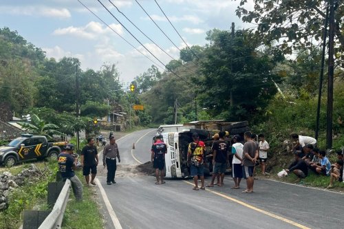 Truk ODOL Rawan Terguling, Pengendara Lain Wajib Jaga Jarak