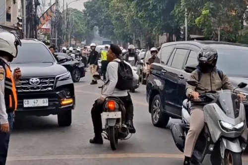 Ambulans Tertahan Iring-iringan Pejabat, Ingat Kendaraan Prioritas