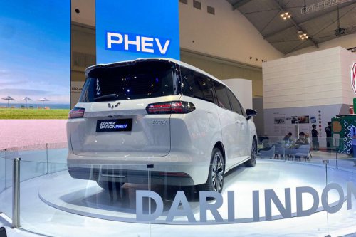 Toyota Innova Zenix HEV dan Wuling Darion PHEV: Mana yang Lebih Baik?