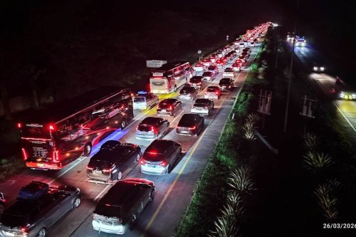 Banyak Kendaraan Berhenti di Bahu Jalan, Penyebab Macet Parah di Tol Cipali