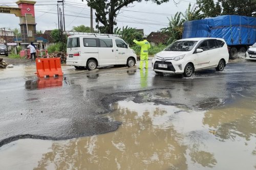 Lubang Jalan Bisa Bikin Ban Mobil Benjol, Ini Risikonya