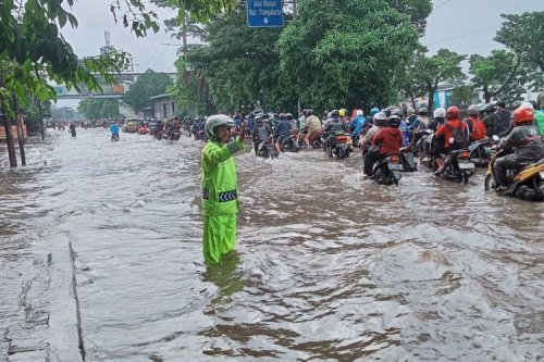 Bahaya Mobil Hybrid Terobos Banjir, Ini yang Harus Diketahui Pemilik