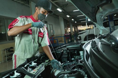 Ganti Oli Mobil Sendiri Tanpa Risiko Turun Mesin, Ini Tipsnya