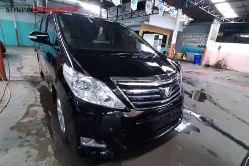 Pasar Mobil Listrik Turun, Alphard Tertekan oleh Denza D9