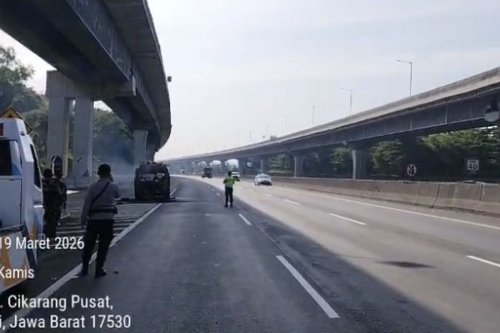 Toyota, Toyota Hiace, Toyota HiAce Terbakar di Tol Cikampek, Diduga Korsleting Listrik