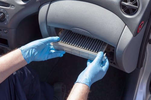 Tips Aman Ganti Filter AC Mobil di Rumah