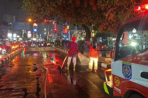 Cara Aman Hindari Jatuh Saat Motor Kena Tumpahan Oli di Jalan