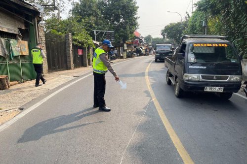 Truk Gagal Nanjak di Depok, Fortuner Korbankan Diri Jadi Penahan