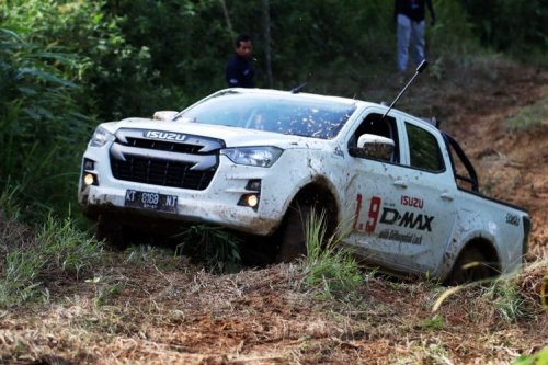 Mahindra, Isuzu, Isuzu D-Max, Komparasi Pikap Kabin Ganda: Mahindra Scorpio vs Isuzu D-Max