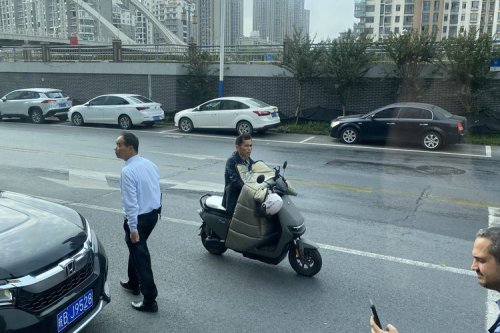 Unik, Pengendara Motor di China Gunakan Selimut Saat Musim Gugur