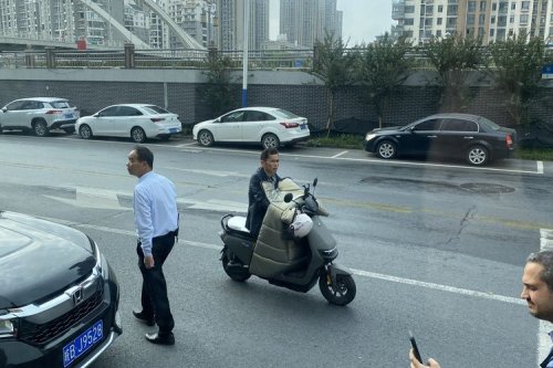 Unik, Pengendara Motor di China Gunakan Selimut Saat Musim Gugur