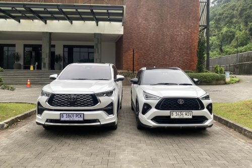 Apakah Parkir Mobil Hybrid di Bawah Terik Matahari Bisa Merusak Baterai?