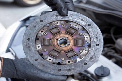 Tanda Kampas Kopling Mobil Sudah Minta Diganti