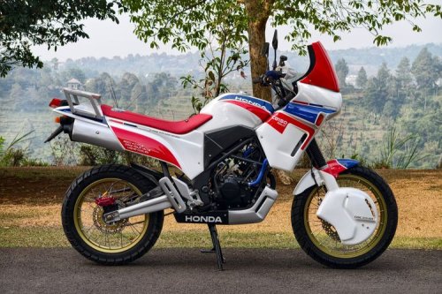 Modifikasi Honda CB150R Jadi Pangrango: Adventure Tourer Mr Kuztom