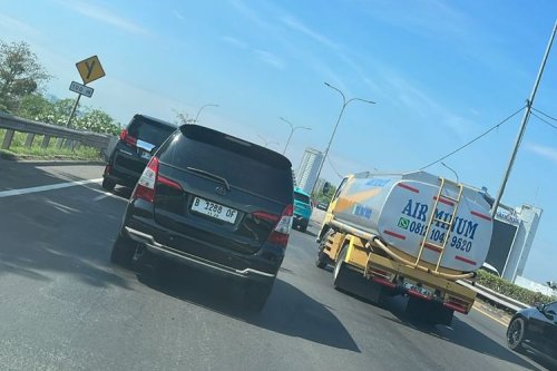 Adu Cepat Menuju Gedung DPR Pakai Mobil Pribadi Vs KRL