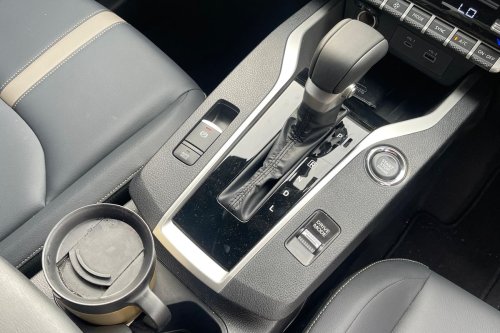 Pakai Fitur Auto Hold di Lampu Merah, Bikin Boros Konsumsi BBM?
