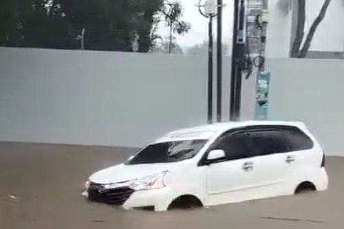 Jangan Pernah Menerobos Aliran Banjir, Mobil Bisa Hanyut