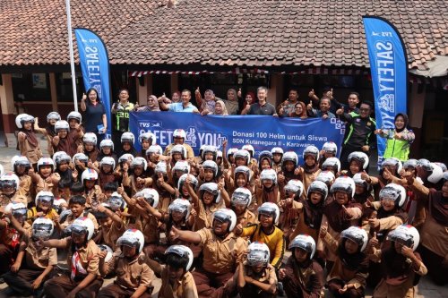 TVS Bagikan 100 Helm SNI ke Siswa SD Karawang