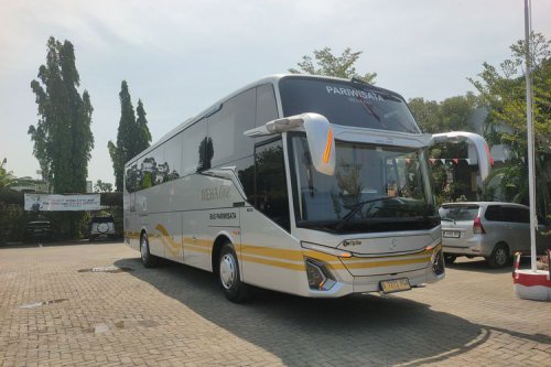 Bus Terbaru White Horse Punya Penutup Tangga Otomatis