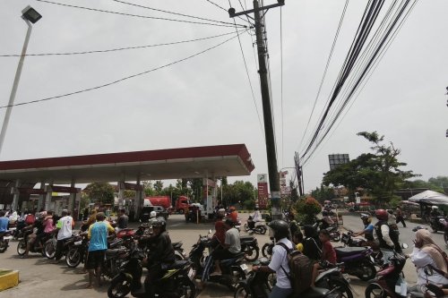 Jelang Kenaikan Harga BBM, Antrean Mengular di SPBU Jawa Tengah