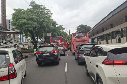 Ini Posisi Tuas Transmisi Mobil Matik yang Benar Saat Terjebak Macet