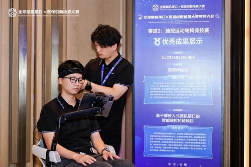 Robot Chery Bawa Teknologi Kendali Otak ke Kursi Roda