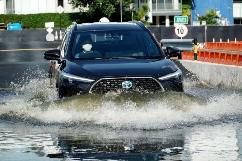 Jangan Panik, Ini Tips Aman saat Mobil Matik Terendam Banjir