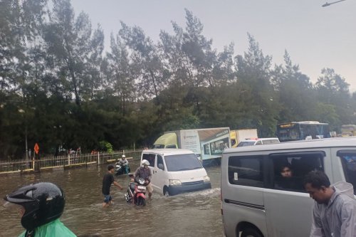 Jangan Abaikan Trotoar Terendam, Ini Sinyal Bahaya di Jalan Banjir