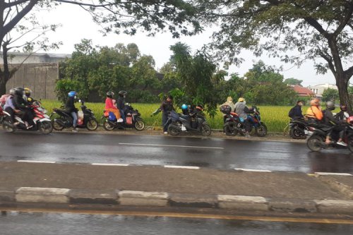 Jangan Asal Parkir, Ini Cara Aman Simpan Motor Saat Hujan Deras