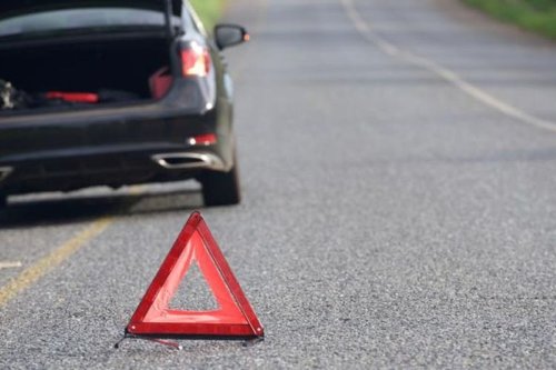 Terpaksa Berhenti di Bahu Jalan Tol, Lakukan Hal Ini agar Tetap Aman
