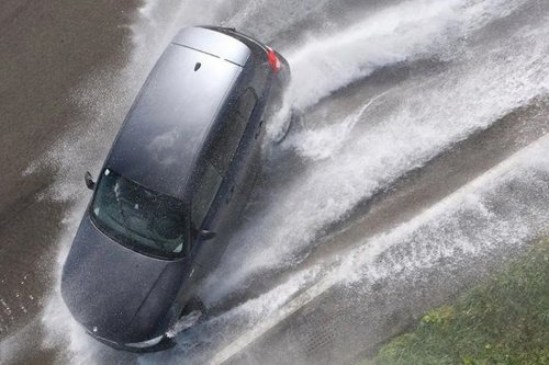 Begini Tanda Mobil Mau "Melintir" Akibat Aquaplaning