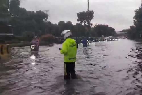 Ada Genangan di Jalan DI Panjaitan, Arus Lalu Lintas Cawang Macet