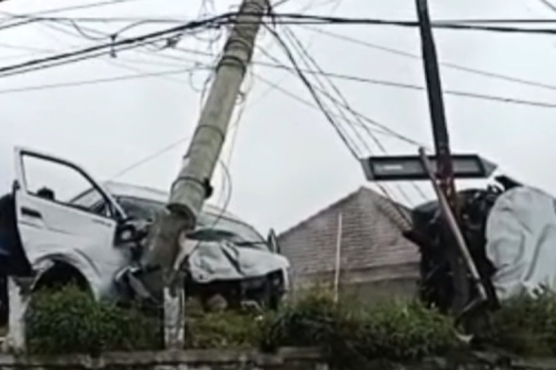 Toyota, Toyota Hiace, Rem Blong saat Turunan, Toyota Hiace Tabrak 4 Mobil di Jalur Bromo