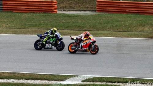 Lorenzo soal Insiden MotoGP Sepang 2015: Lutut Rossi Gerak, Marquez Jatuh