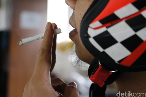 Sanksi Berkendara Sambil Merokok Dinilai Lembek, Nggak Sebanding Sama Risiko