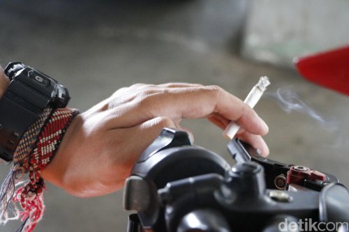 Korban Pengendara Merokok Hingga Nyaris Dilindas Truk Gugat UU LLAJ ke MK