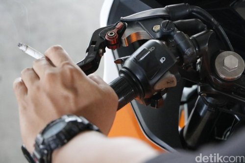 Pemotor Ngerokok Diminta Dicabut SIM-nya: Ganggu Konsentrasi, Bikin Celaka