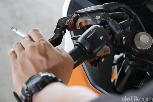 Setop Normalisasi Naik Motor Sambil Ngerokok!