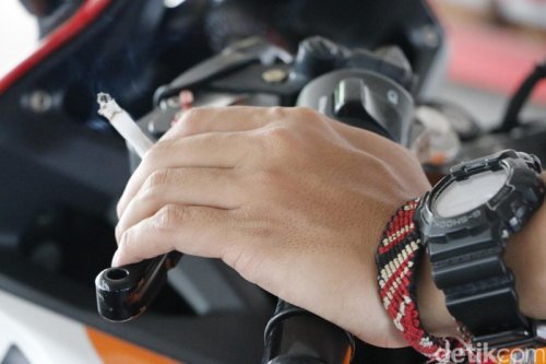 Digugat ke MK, Pengendara yang Merokok Diminta Dicabut SIM-nya