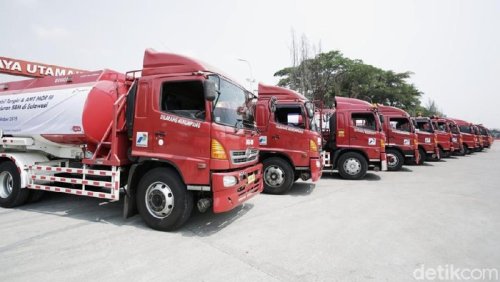Viral Foto Truk Tangki Pertamina Isi BBM di SPBU Shell, Dipastikan Hoax