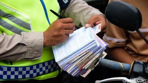 Polisi Pakai Kacamata Pintar buat Tilang Pengendara Nakal