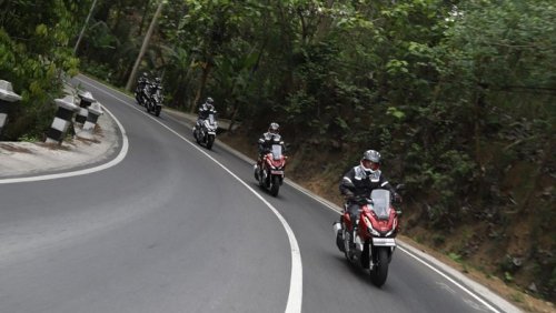 Awas Salah! Ini Cara Ngerem Motor Matic yang Benar di Turunan