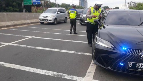 Pejabat Flexing Mobil Mewah Pakai Strobo, Rakyat: Gue Susah, Lu Seneng-seneng