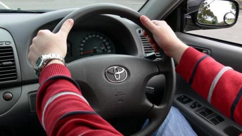 Kebiasaan Baru Anak Muda di Mobil: Nyetir Sambil TikTok-an