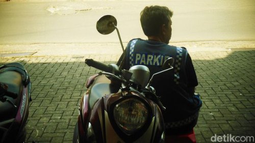 Modal Peluit, Jukir Liar di Minimarket Bisa Dapet Rp 9 Juta/Bulan