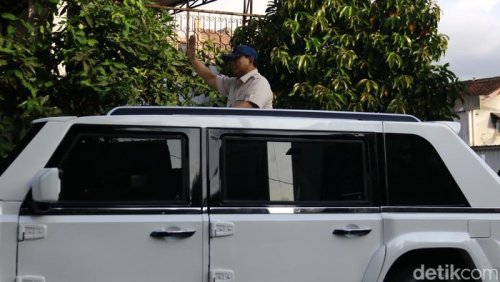 Prabowo Minta Pindad Desain Khusus Mobil Presiden: Ada Kursi tapi Kelihatan Berdiri