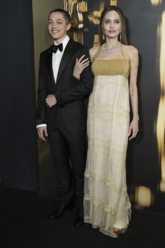 Angelina Jolie Bawa Knox ke Karpet Merah, Diduga untuk Bikin Kesal Brad Pitt