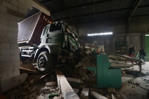Truk-Bus Sering Jadi Penyebab Kecelakaan Maut: Peringatan buat Sopir!